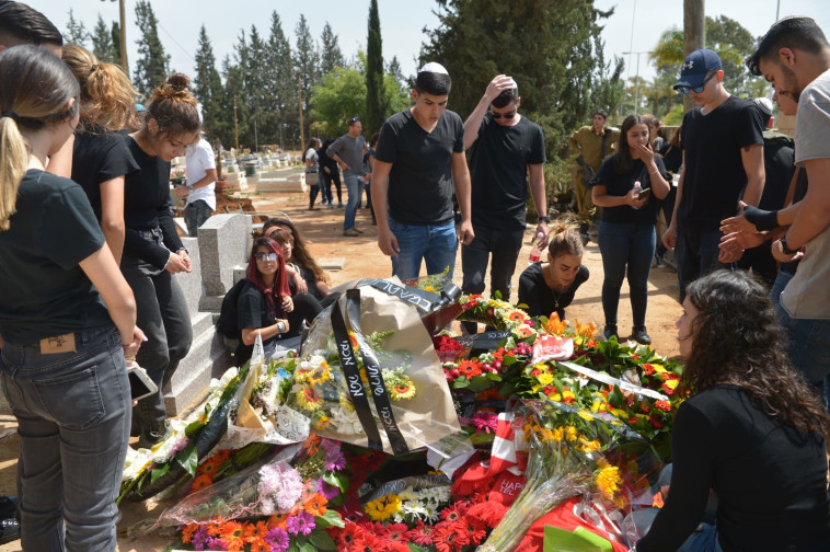 הלוייתו של צור אלפי במזכרת בתיה