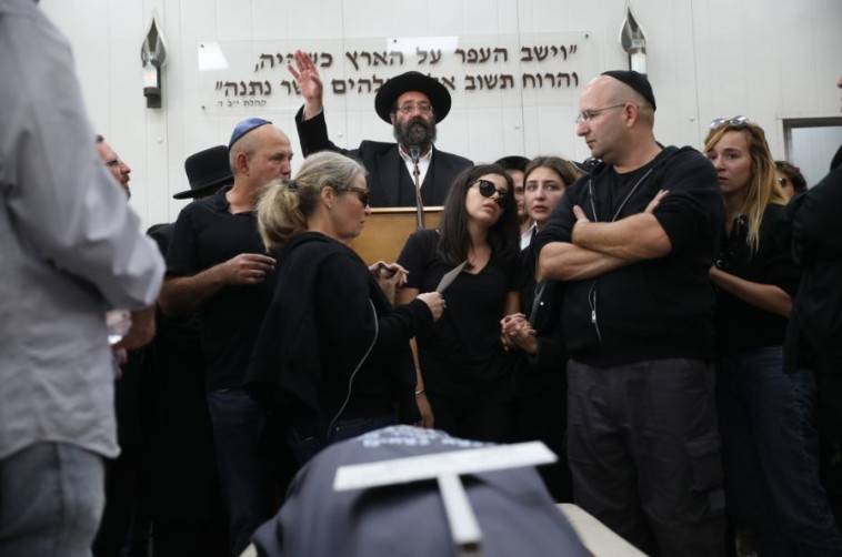 מעיין ברהום מובאת למנוחות. צילום: הדס פרוש , פלאש 90