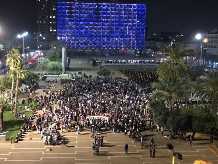 בניין העירייה הואר בצבעי הדגל. צילום: אבשלום ששוני