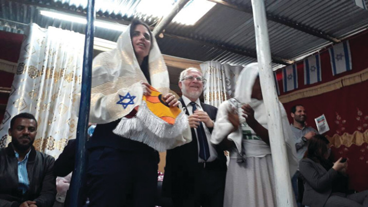 איילת שקד עם המתנה מהקהילה היהודית באתיופיה. צילום: מטה המאבק למען יהודי אתיופיה