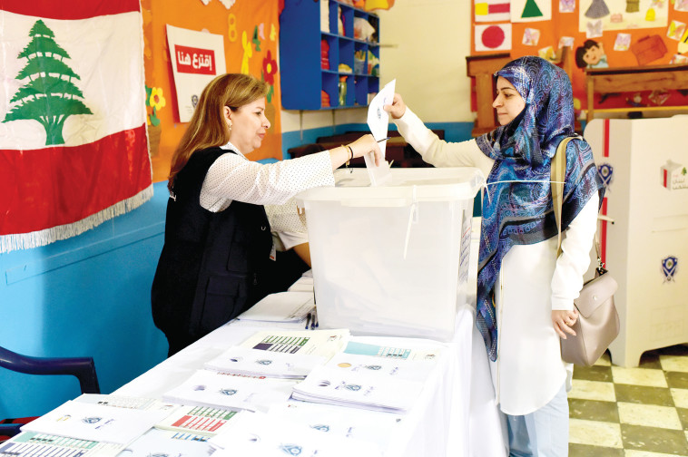 עשרות אלפי לבנונים כבר הצביעו בעולם. אזרחית לבנון מצביעה בחוף השנהב, אתמול. צילום: רויטרס