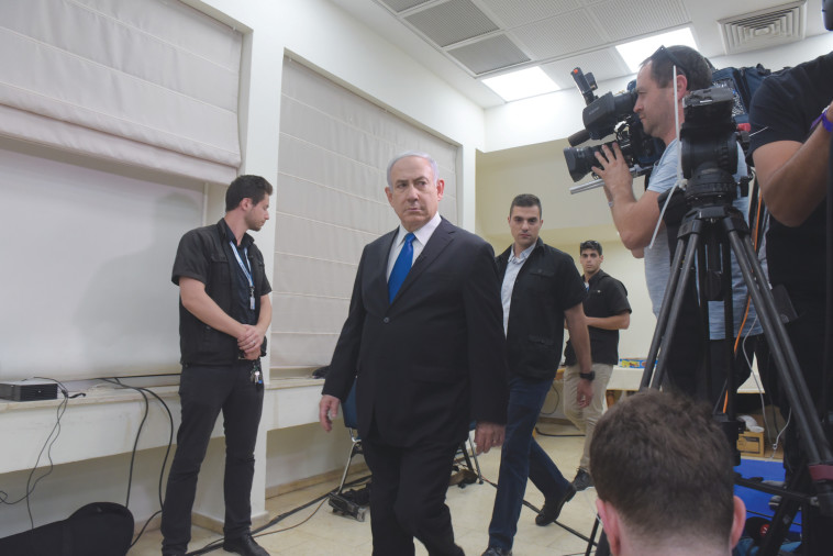 נתניהו לפני מסיבת העיתונאים על איראן. צילום: אבשלום ששוני 