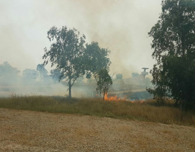 שריפה סמוך ליישוב בארי. צילום: כבאות והצלה נגב 