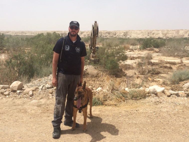 כלב הגישוש לני והכלבן אסף. צילום: דוברות המשטרה