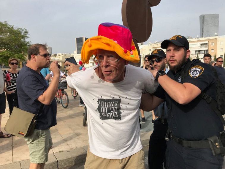 מעצר מפגינים נגד נתניהו במסלול המרוץ בת"א. צילום: אבשלום ששוני מעצר מפגינים נגד נתניהו במסלול המרוץ בת"א. צילום: אבשלום ששוני