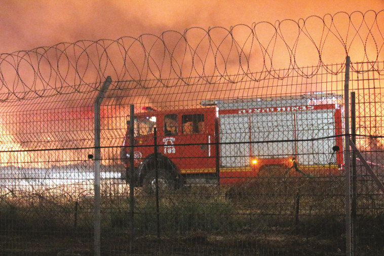 כיבוי שריפה שנגרמה בעקבות עפיפון תבערה. צילום: ורדה גולדשטיין