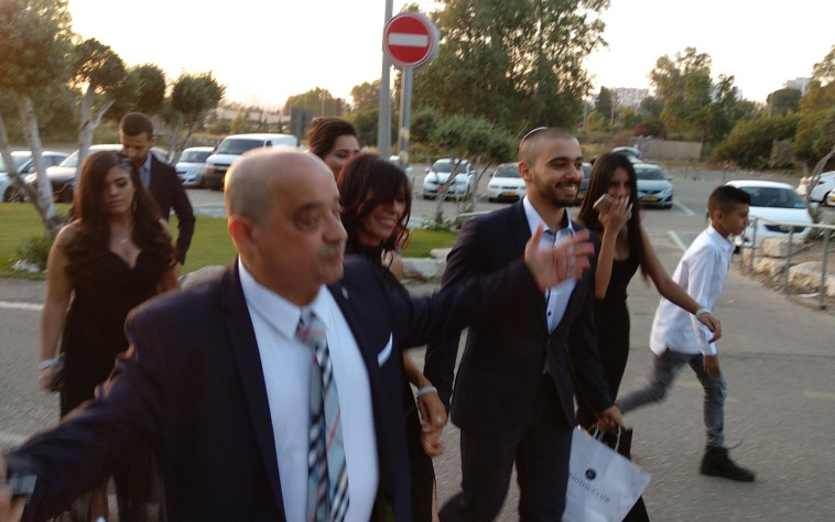 משפחת אזריה מגיעה לאירוע. צילום: אבשלום ששוני