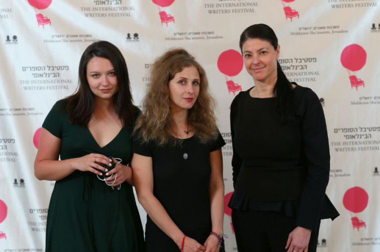 מיכאלי, וחברות הלהקה. צילום: אליהו ינאי 