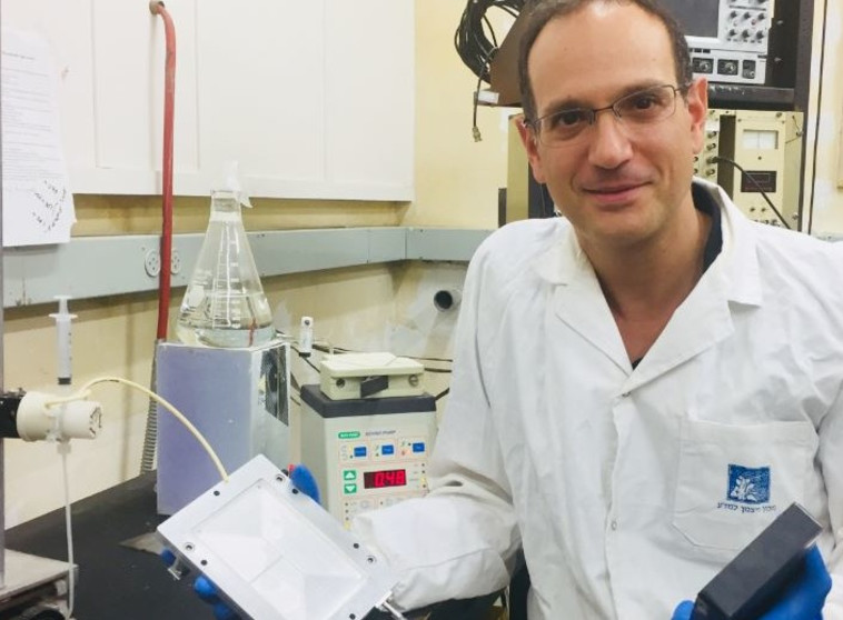 עובד מחקר במעבדה של פרופסור נעמן. צילום: דוברות האוניברסיטה העברית עוזר מחקר במעבדה של פרופסור נעמן. צילום: דוברות האוניברסיטה העברית