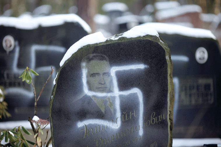 קברים בלטביה. צילום: רויטרס