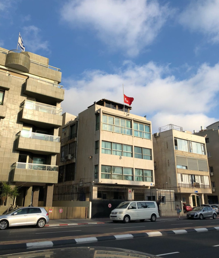 התגרות בלב תל אביב. שגרירות טורקיה, צילום: אבשלום ששוני התגרות בלב תל אביב. שגרירות טורקיה, צילום: אבשלום ששוני