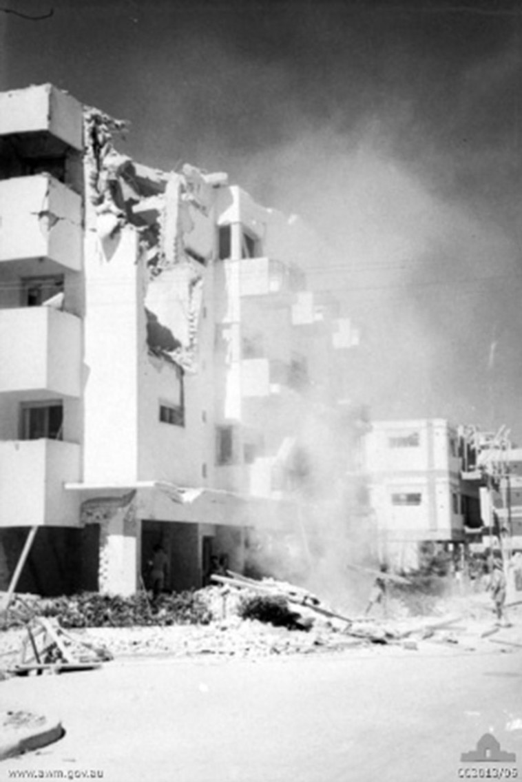  ההפצצה האיטלקית על תל אביב, 1940. צילום: Parer, Damien Peter