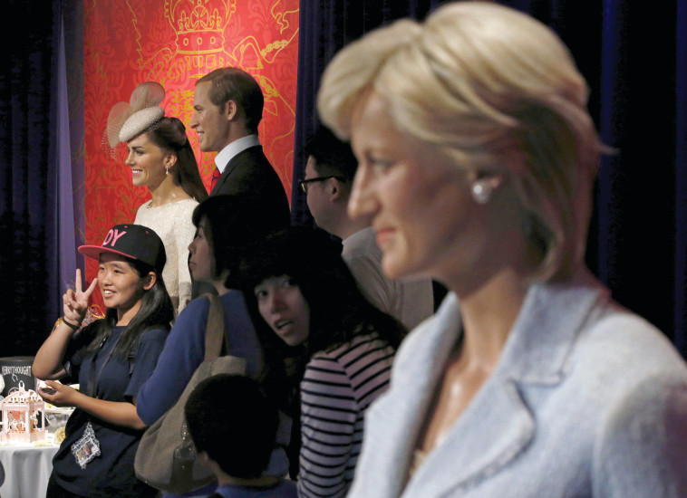 במקום סלפי עם הנסיך. הפסלים של דיאנה, ויליאם וקייט במוזיאון &quot;מדאם טוסו&quot;, צילום: רויטרס