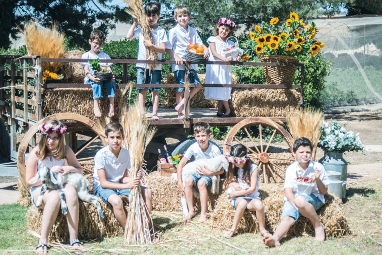 חוגגים שבועות ברמת רחל. צילום: יח&quot;צ