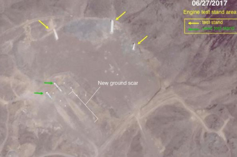 הסימונים הקרקעיים בקרבת המכתש. צילום: David Schmerler/Center for Nonproliferation Studies