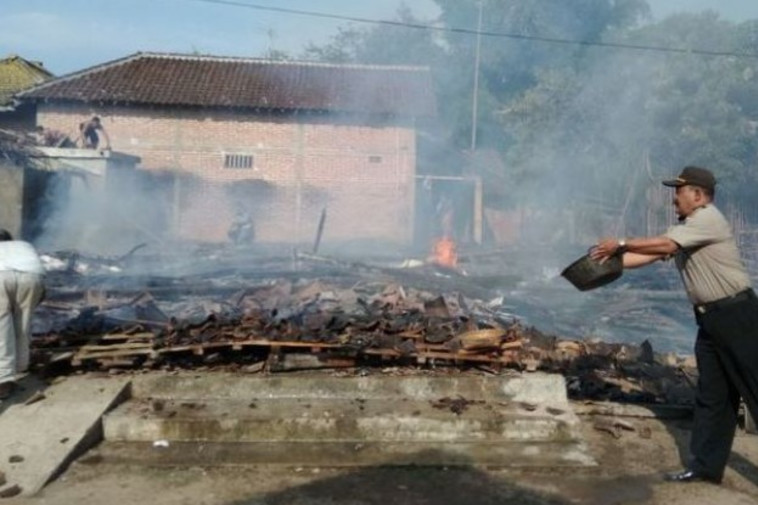 רק שלא ייכנעו ויקנו לו סמארטפון אחרי מה שעשה להם. הבית השרוף, דרך טוויטר