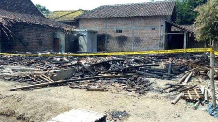 מוחזק במעצר כדי שלא יינקמו בו על מעשיו. בית ההורים השרוף, דרך טוויטר