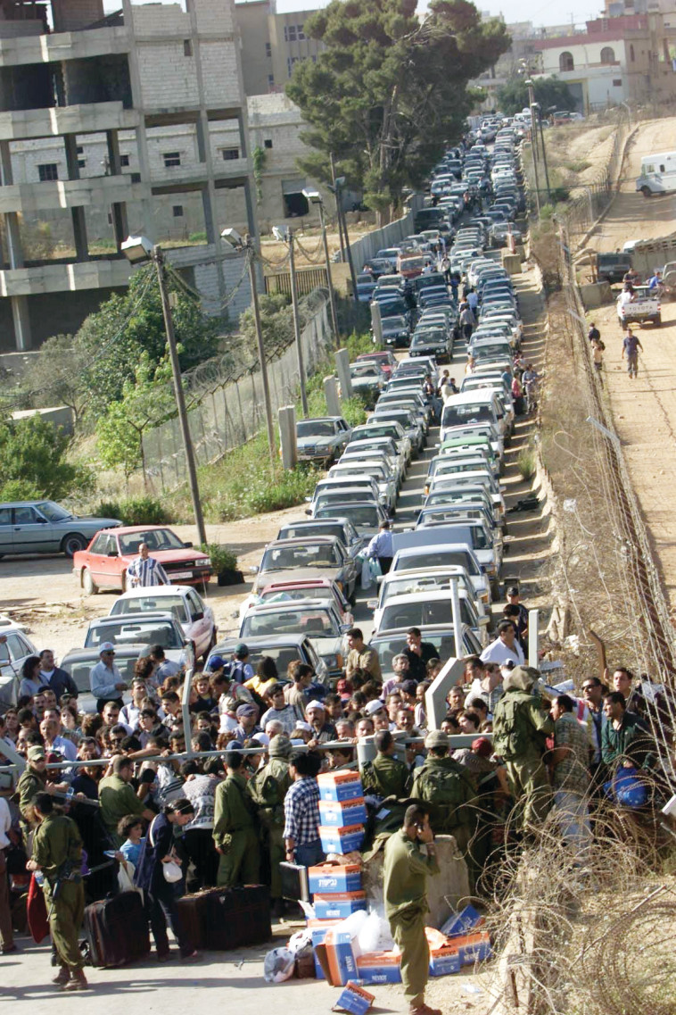 שיירת צד&quot;ל ממתינה לאישור כניסה לישראל. צילום: יוסי אלוני  