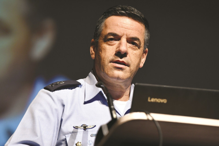 צריך להבין שעליו להשקיע שעה ביום במניעת &quot;ורטיגו&quot; מהחיל וממפקדיו. נורקין. צילום: אבשלום ששוני