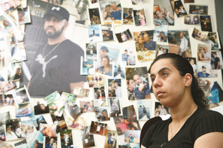 &quot;אני לא זוכרת כלום מהלילה הזה&quot;. סאמר על רקע תמונת בעלה יוסף. צילום: מאיר וקנין, סוכנות ג'יני