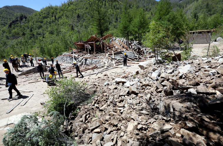הריסות אתר הגרעין הצפון קוריאני. צילום: רויטרס 