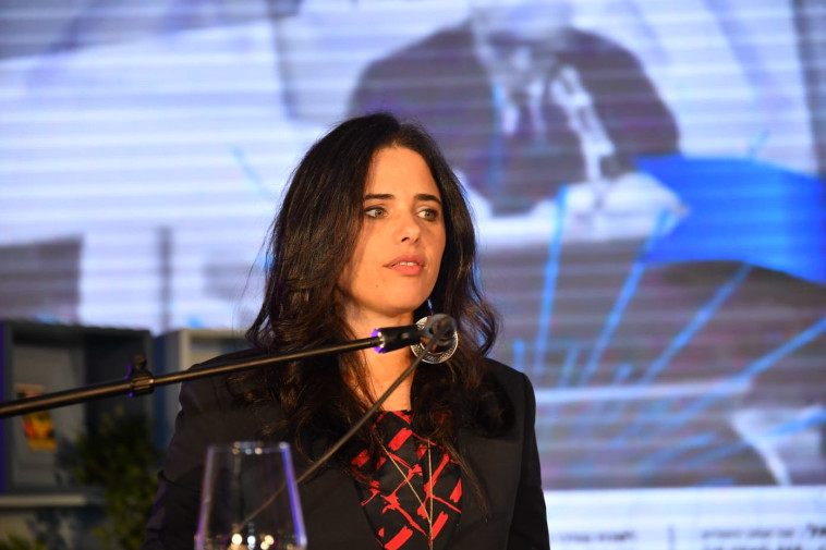 מנסה למצוא את שביל הזהב. שקד. צילום: פוטו מרסלו 