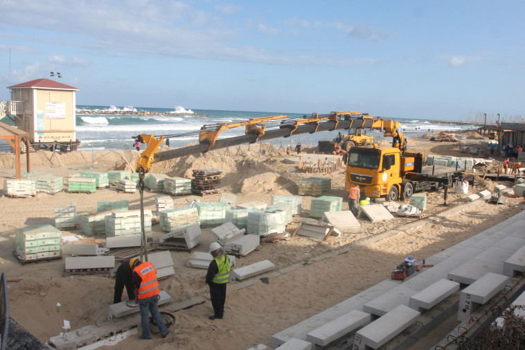 בנייה בחוף פרישמן בתל אביב. צילום: רוני שוצר, פלאש 90