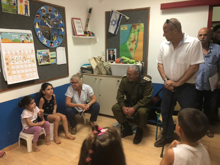 הרמטכ&quot;ל גדי איזנקוט בגן ילדים בעוטף עזה. צילום: דובר צה&quot;ל