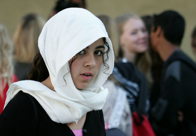 צעירה עם חיג'אב. צילום: רויטרס