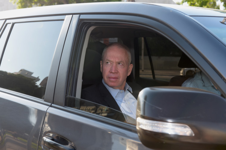 יואב גלנט בדרך לישיבת קבינט. צילום: אבשלום ששוני 