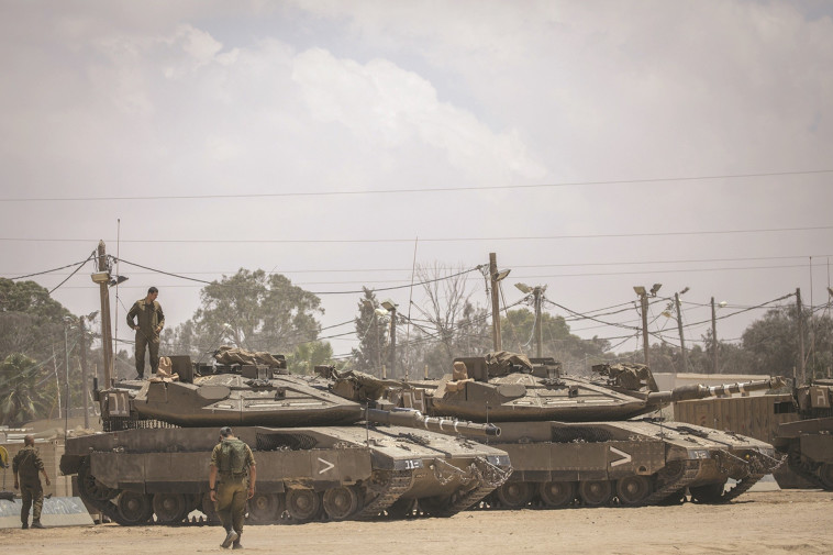 טנקים של צה"ל בגבול הרצועה. צילום: יונתן זינדל, פלאש 90