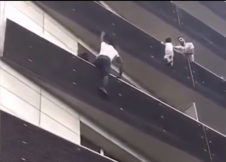 &quot;ככל שטיפסתי יותר, קיבלתי יותר אומץ&quot;. גאסמה במהלך החילוץ ההרואי/ mhkuo nxl