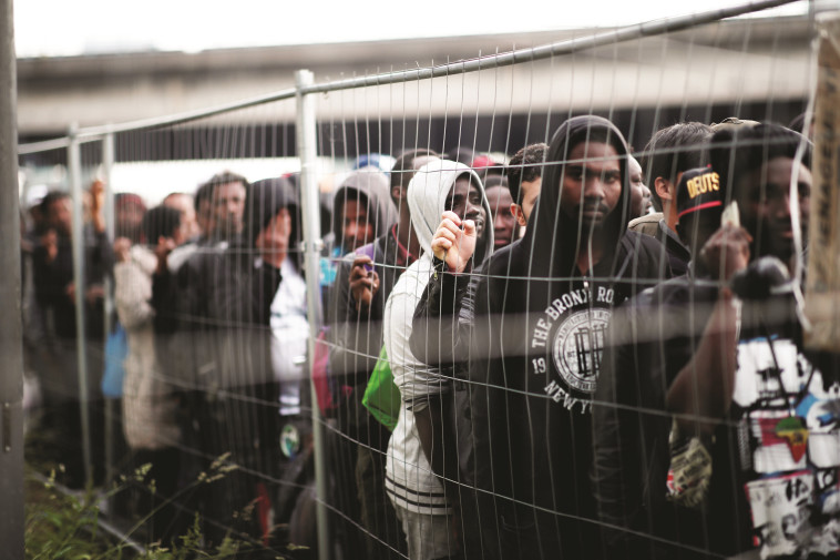 צעירים רבים חולמים כעת על מבצע גבורה שיפתח גם בפניהם את הדרך לאזרחות הנכספת. מהגרים בפריז. צילום: רויטרס