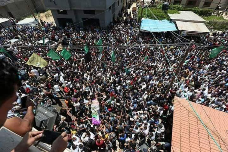 אלפים בהלוויית הפרמדיקית. צילום: רשתות ערביות