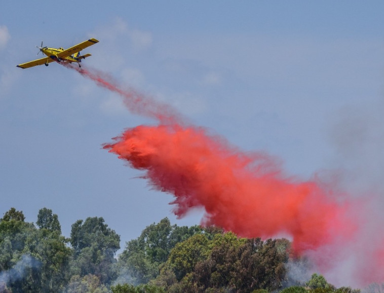מטוס כיבוי באחת השריפות בעוטף עזה. צילום: רשות הטבע והגנים