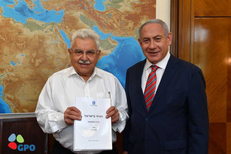 ניסים מוסר לנתניהו את הדוח. צילום: קובע גדעון, לע&quot;מ