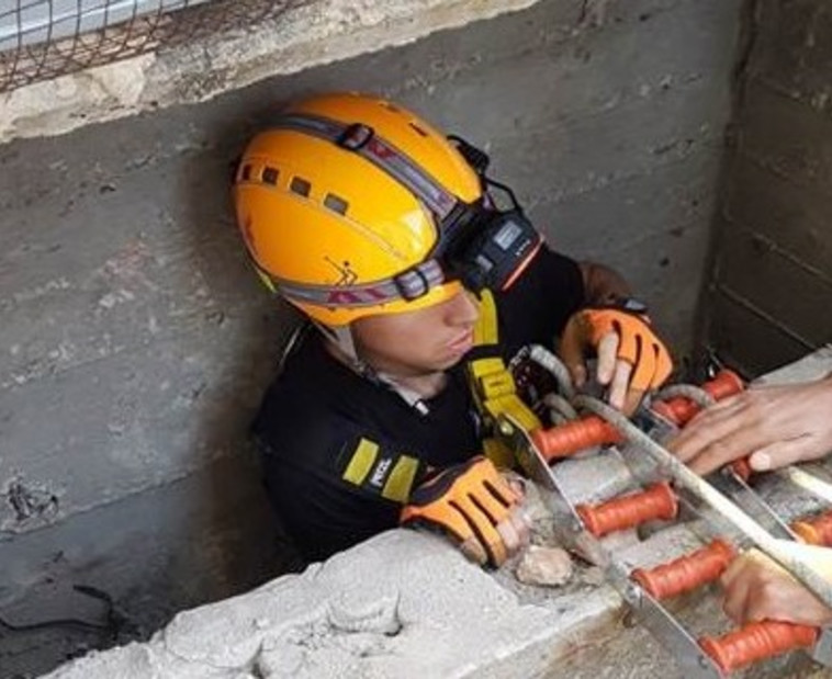 חילוץ גור החתולים. צילום: דוברות כב״ה זבולון - מחוז חוף