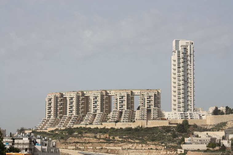עובדי רשויות, מהנדסים וחשבים הורשעו. הולילנד, צילום: עדיאל לו עובדי רשויות, מהנדסים וחשבים הורשעו. הולילנד, צילום: עדיאל לו