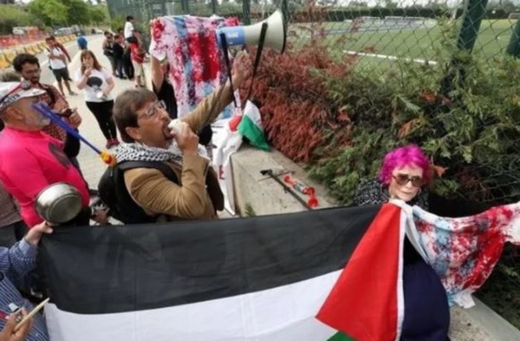 הפגנות מחוץ לאימון ארגנטינה בברצלונה. קרדיט: צילום מסך מטוויטר 