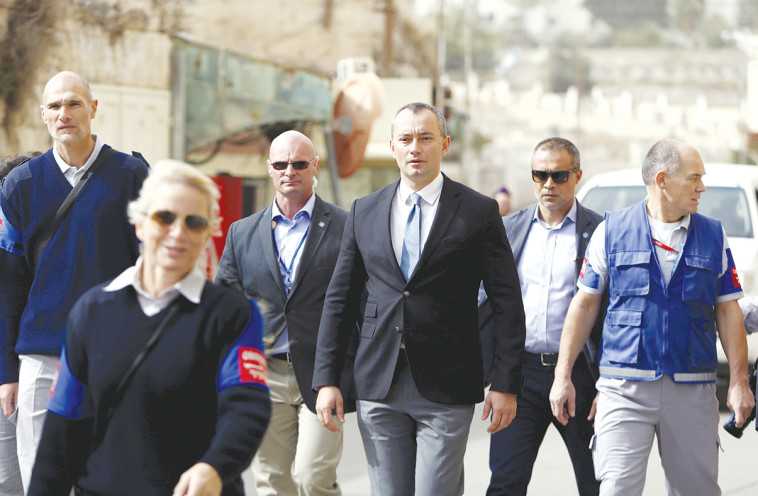 שליח האו"ם למזה"ת מלדנוב (שני מימין) בחברון. צילום: רויטרס שליח האו"ם למזה"ת מלדנוב (שני מימין) בחברון. צילום: רויטרס