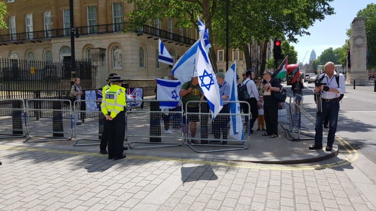 הפגנה פרו-ישראלית בפתח דאונינג 10. תילום: יניר קוזין