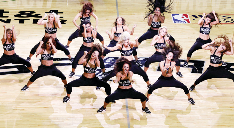 מעודדות סן אנטוניו. צילום: Chris Covatta GETTY IMAGES NORTH AMERICA AFP 