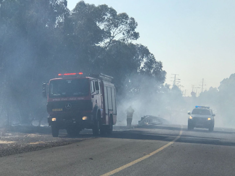 השריפה סמוך לניר עם. צילום: דוברות המשטרה