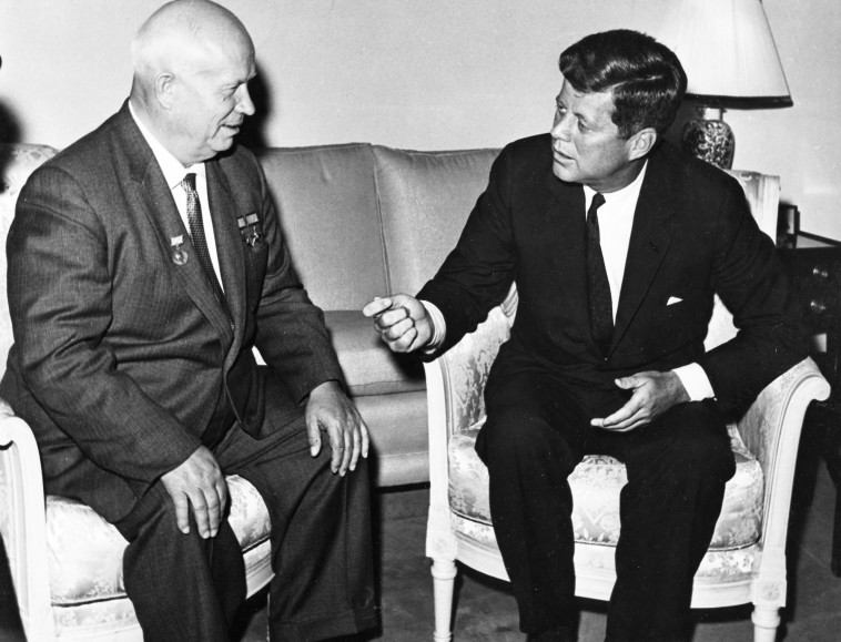 השפלה של האמריקאי על ידי השליט המנוסה יותר. חרושצ'וב וקנדי בווינה, 1961. צילום: רויטרס