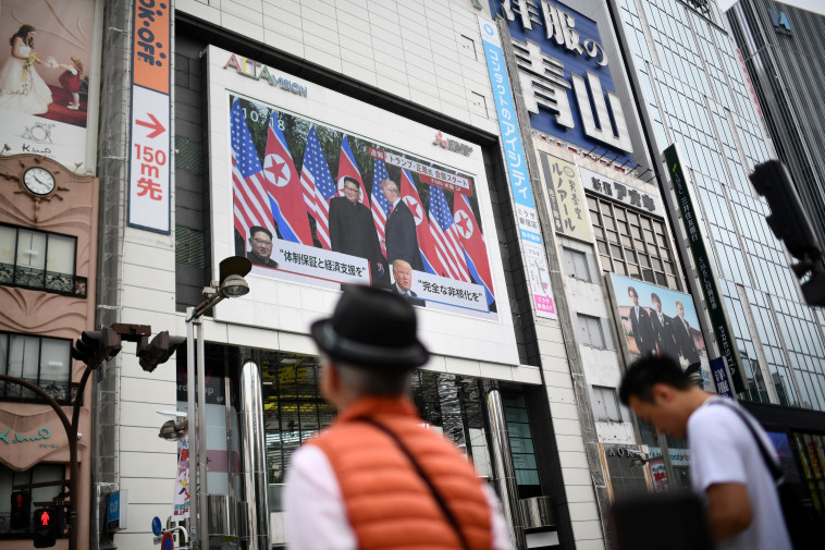 צופים בפסגה ביפן. צילום: AFP