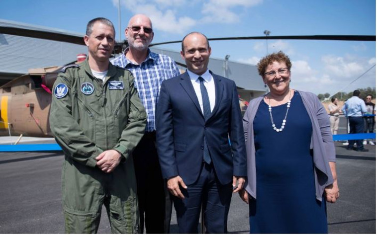 מרים פרץ, נפתלי בנט ותת-אלוף נמרוד שפרוני. צילום: דובר צה&quot;ל