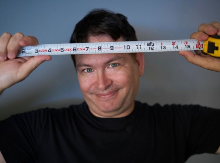 עוזר לו במיטה, אבל מחבל לו בקריירה. ג'ונה פלקון