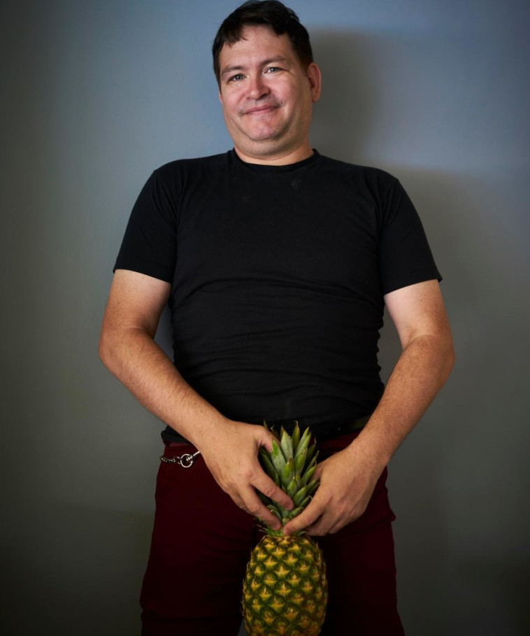 בהוליווד המצב שלו נחשב שלילי. ג'ונה פלקון