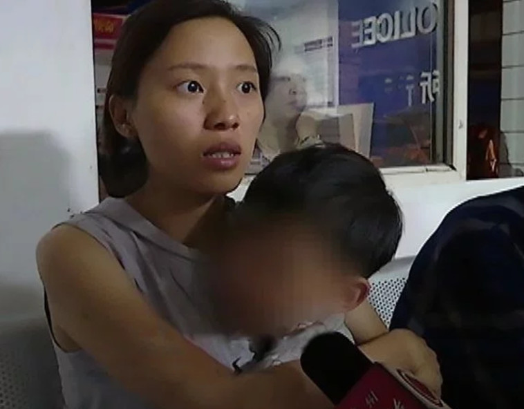 הילד חזר הביתה בריא ושלם. בתמונה הילד עם אימו