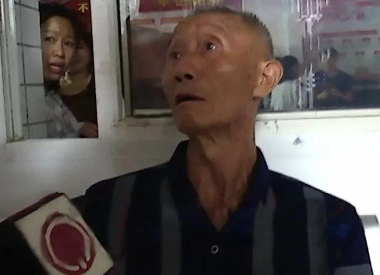 לא זוכר איך נראה הנכד שלו. הסבא המבולבל